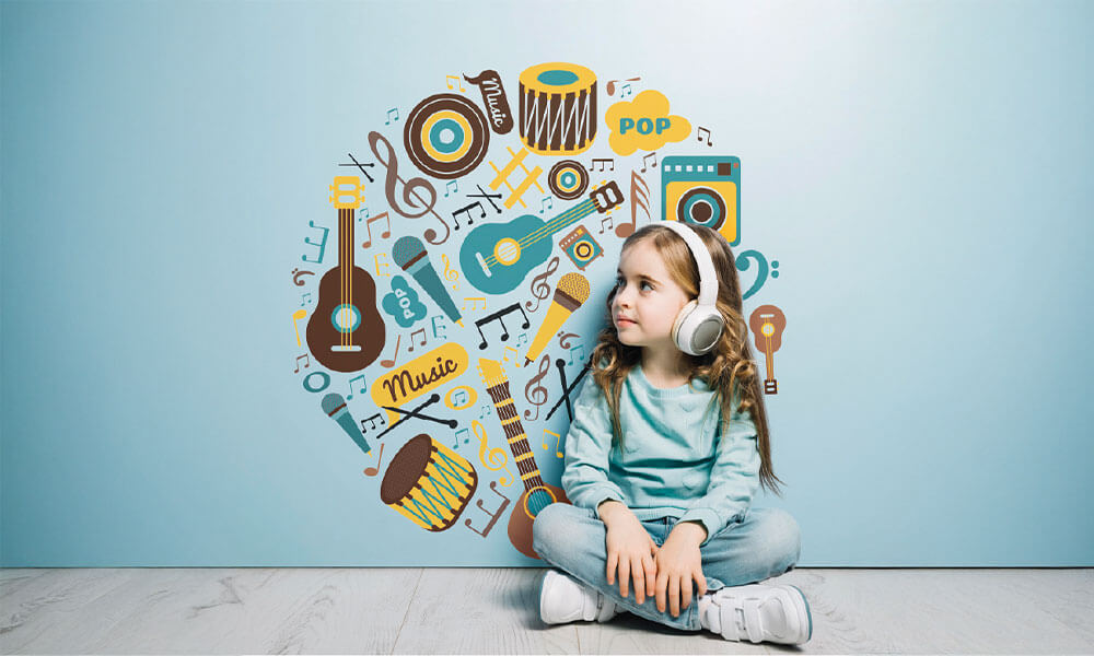 Kulaklık takarak müzik dinleyen küçük bir kız çocuğu, arkasında gitar, mikrofon, bateri ve müzik notaları gibi çeşitli müzik temalı sembollerden oluşan renkli bir illüstrasyon ile mavi bir duvarın önünde oturuyor.